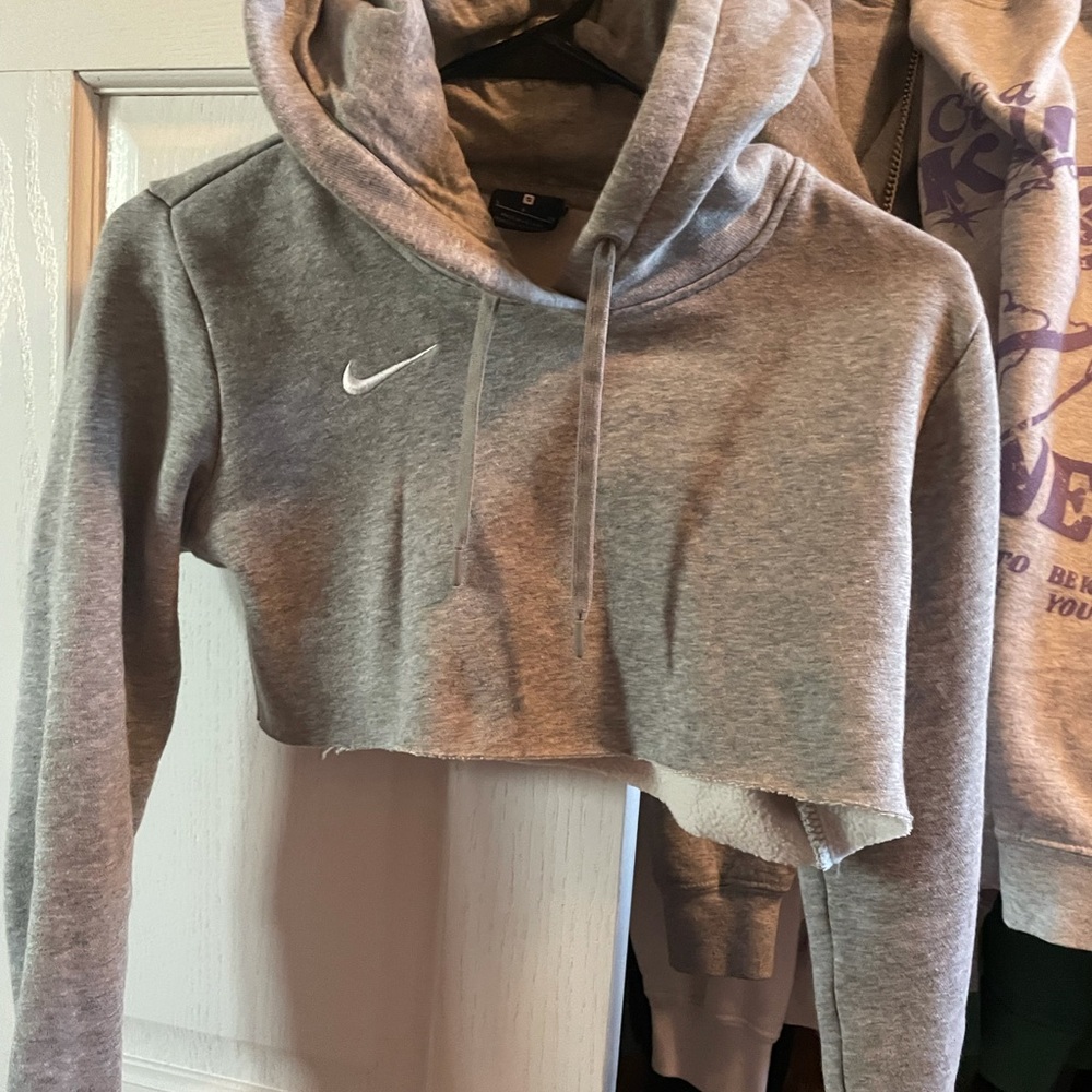 Cropped Nike sweatshirt
